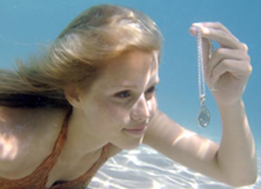 Emma-finds-locket-emma-gilbert-2343497-508-369.jpg